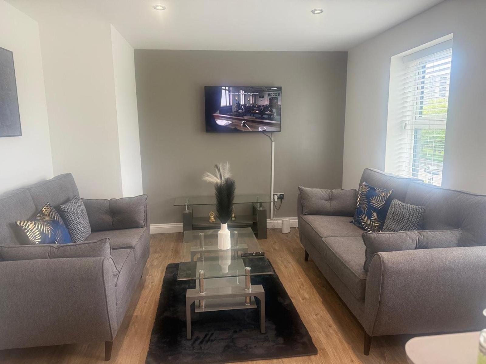 2 Beds Mint Drive With Secure Car Or Park W Wifi-netflix No Deposit Required Apartment