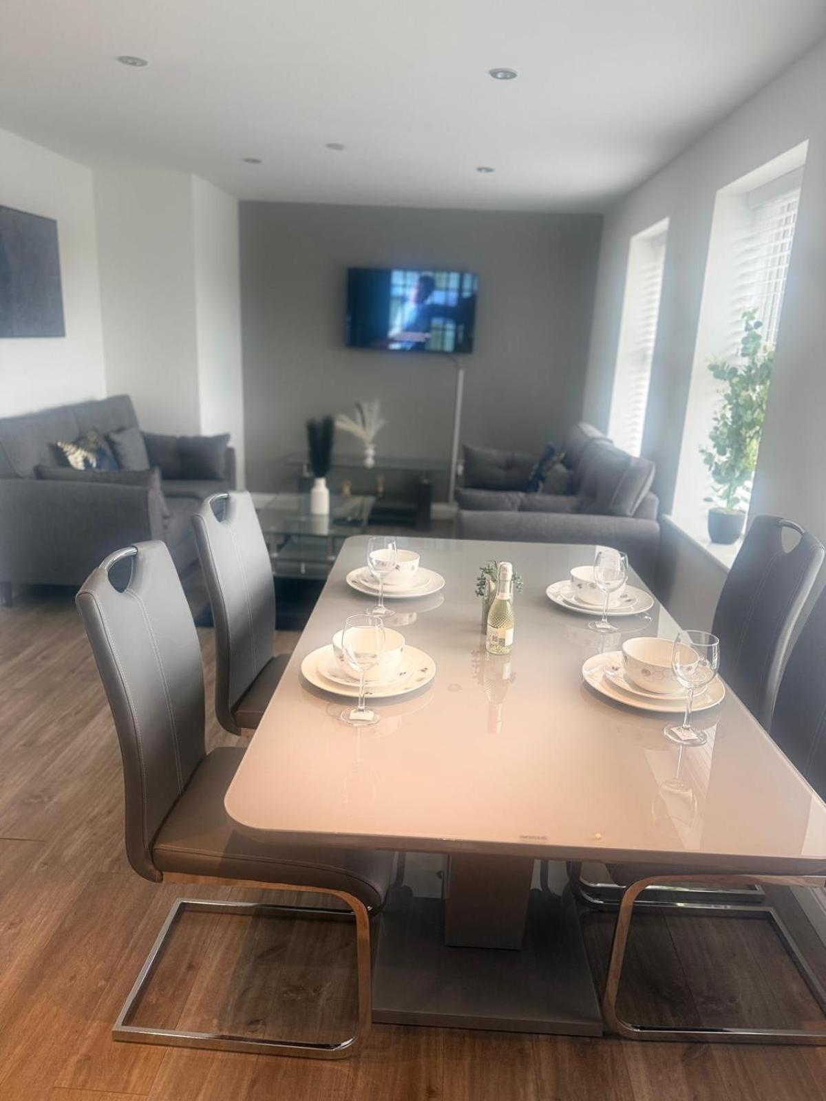 2 Beds Mint Drive With Secure Car Or Park W Wifi-netflix No Deposit Required Birmingham