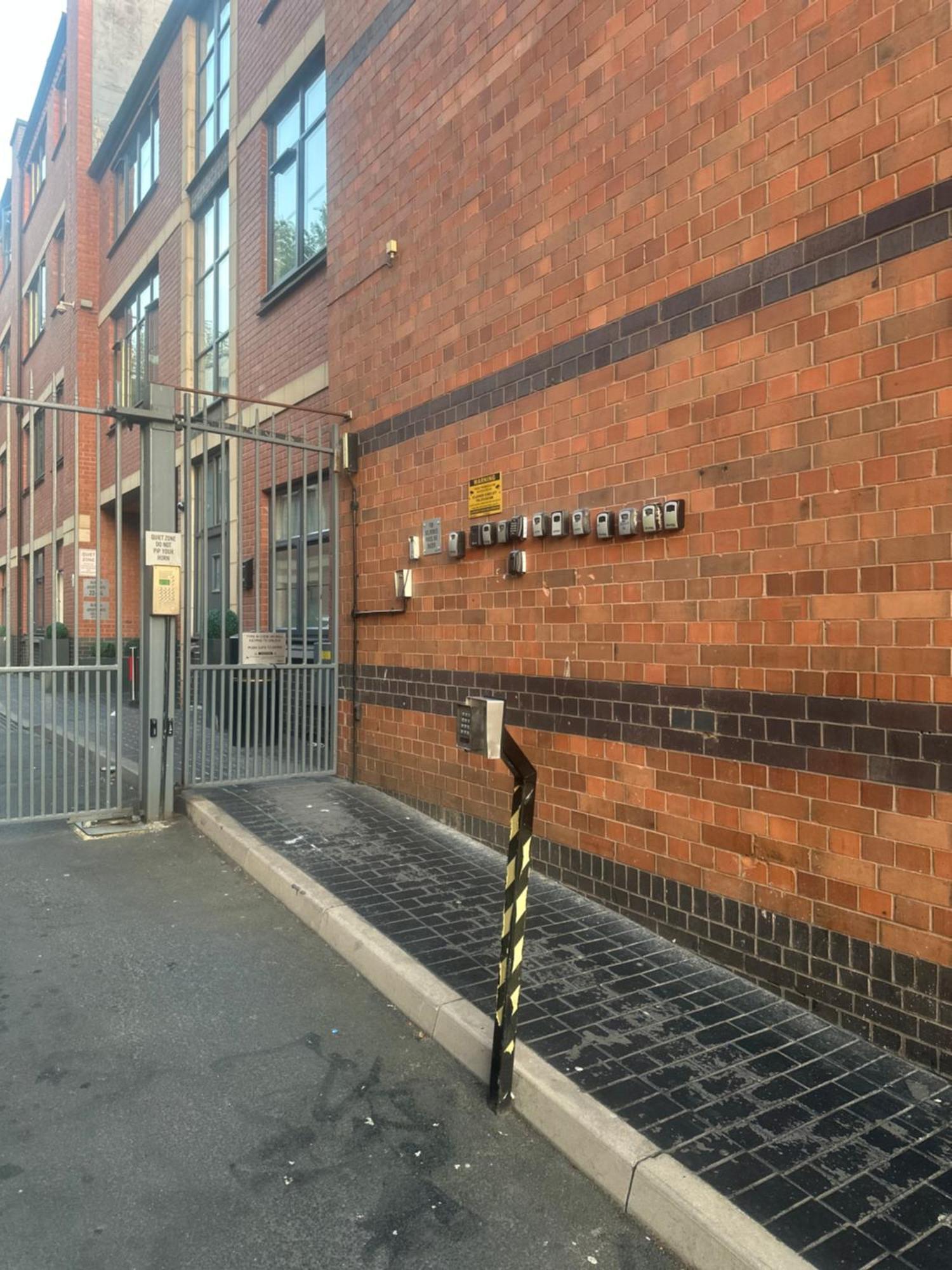 2 Beds Mint Drive With Secure Car Or Park W Wifi-netflix No Deposit Required Apartment *