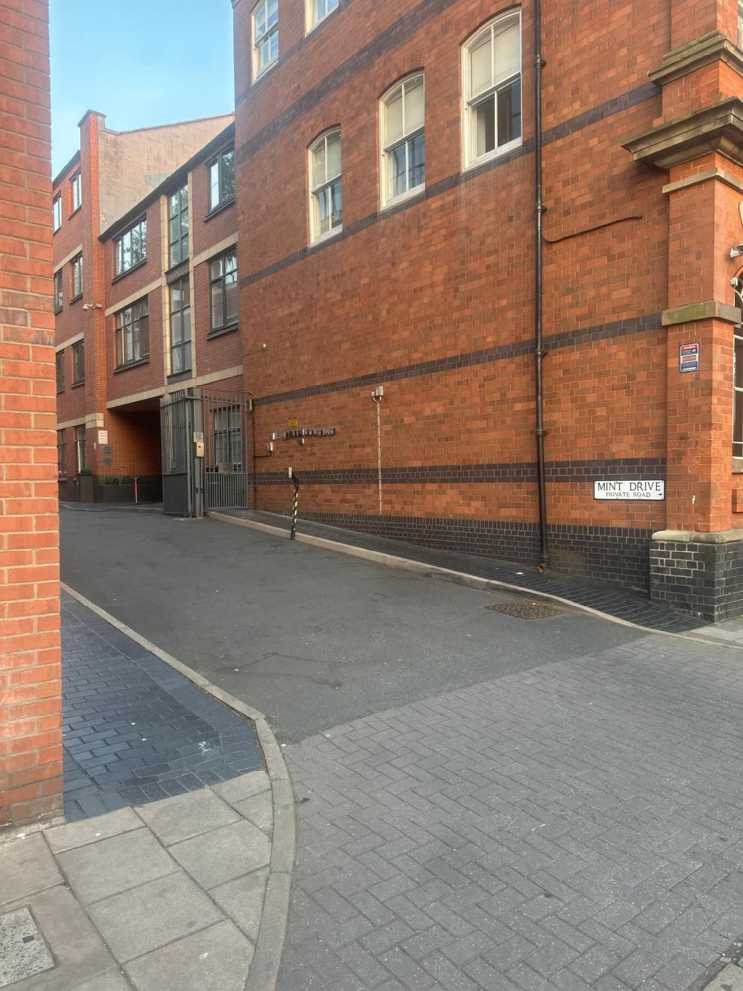 2 Beds Mint Drive With Secure Car Or Park W Wifi-netflix No Deposit Required * Birmingham